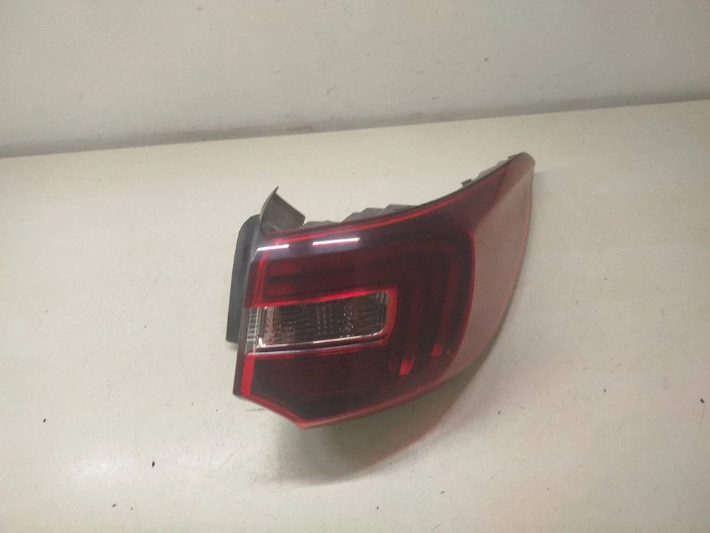 Lampa tylna w błotniku YP00098280