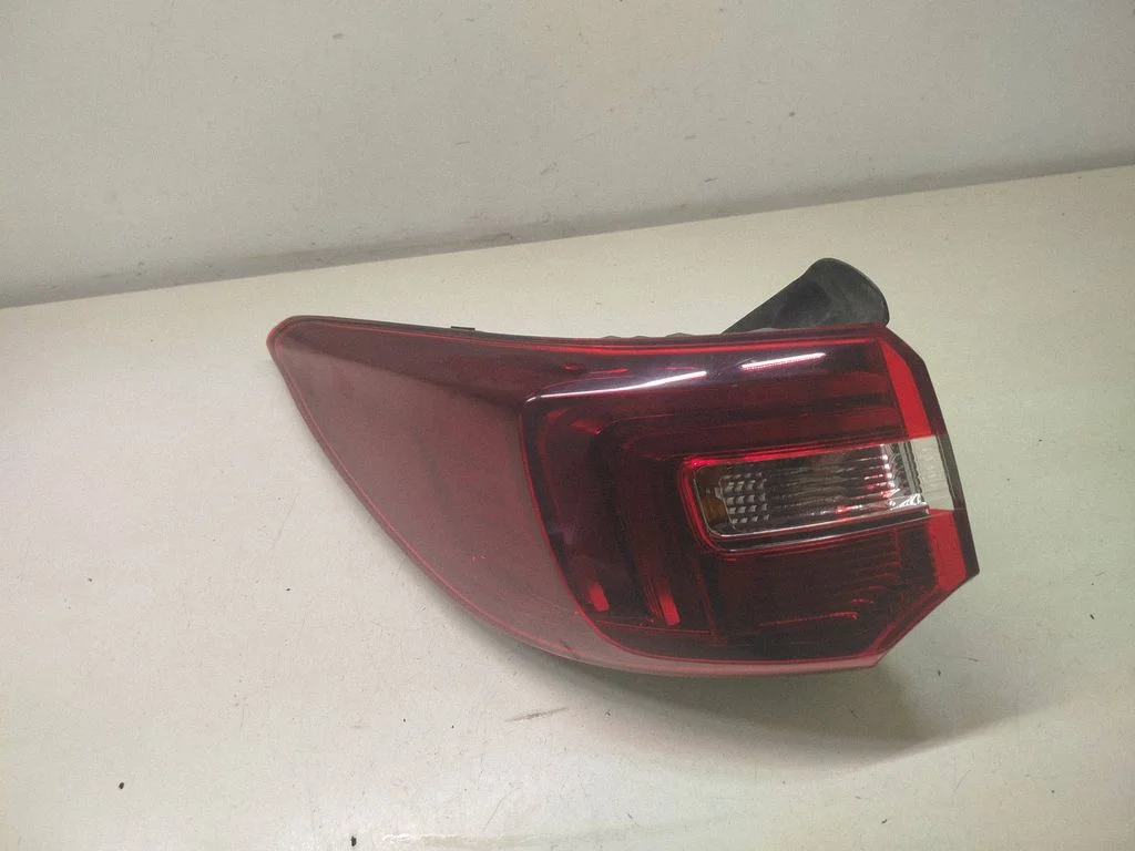Lampa tylna w błotniku YP00098380