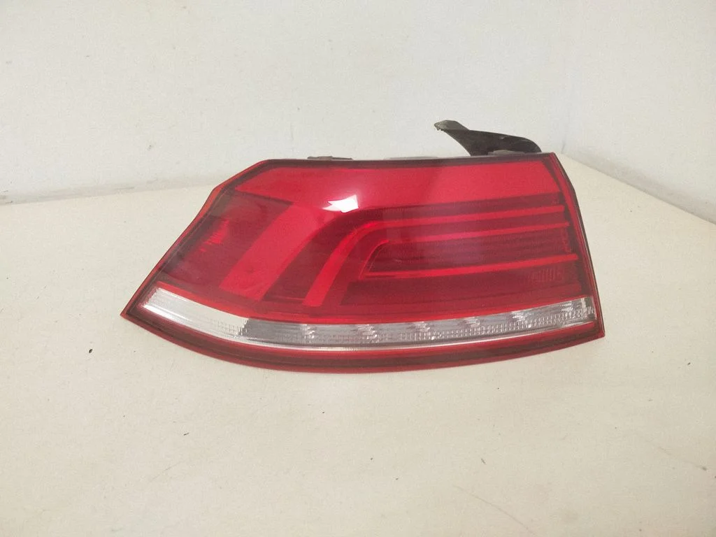 Rear/tail lights – left