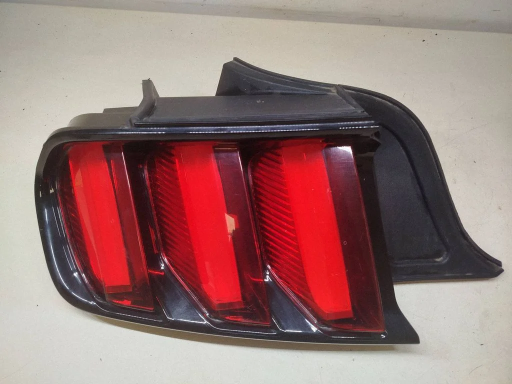 Aizmugurējais lukturis virsbūvē – Ford Mustang VI (2015-)