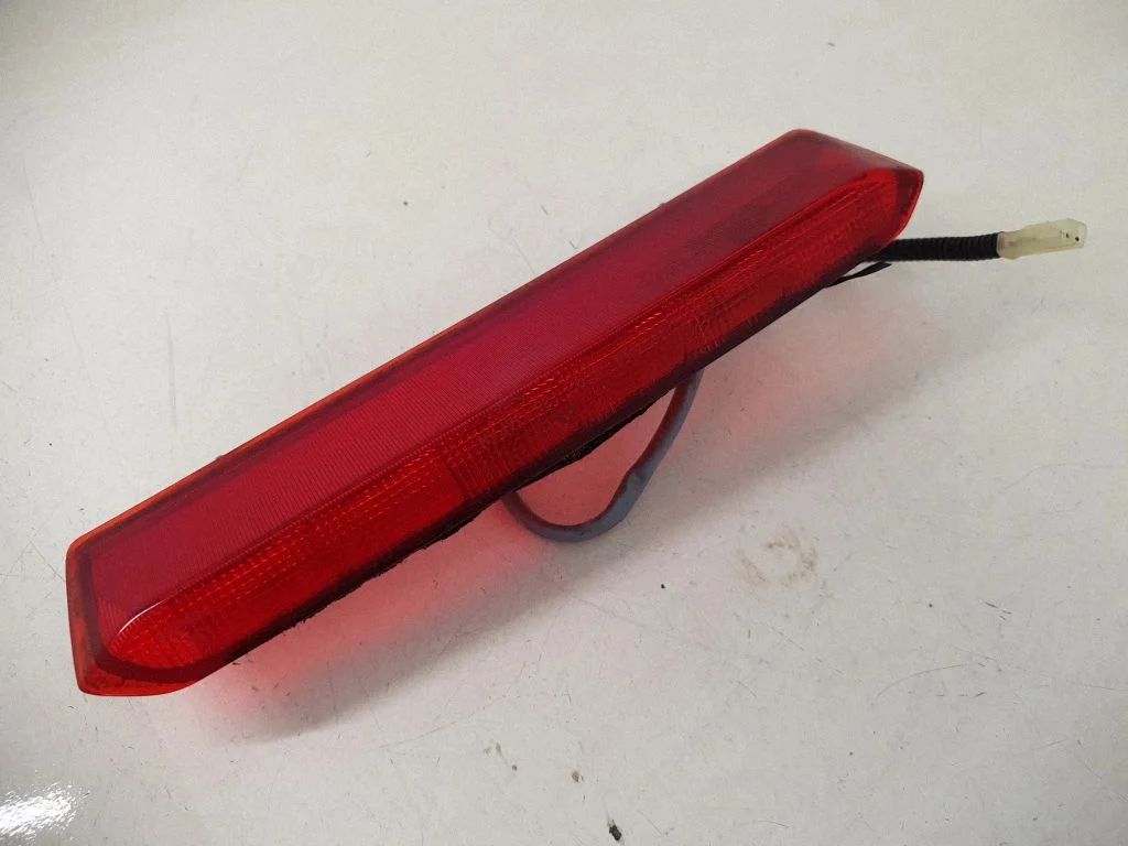 Third/center stoplight VC02135