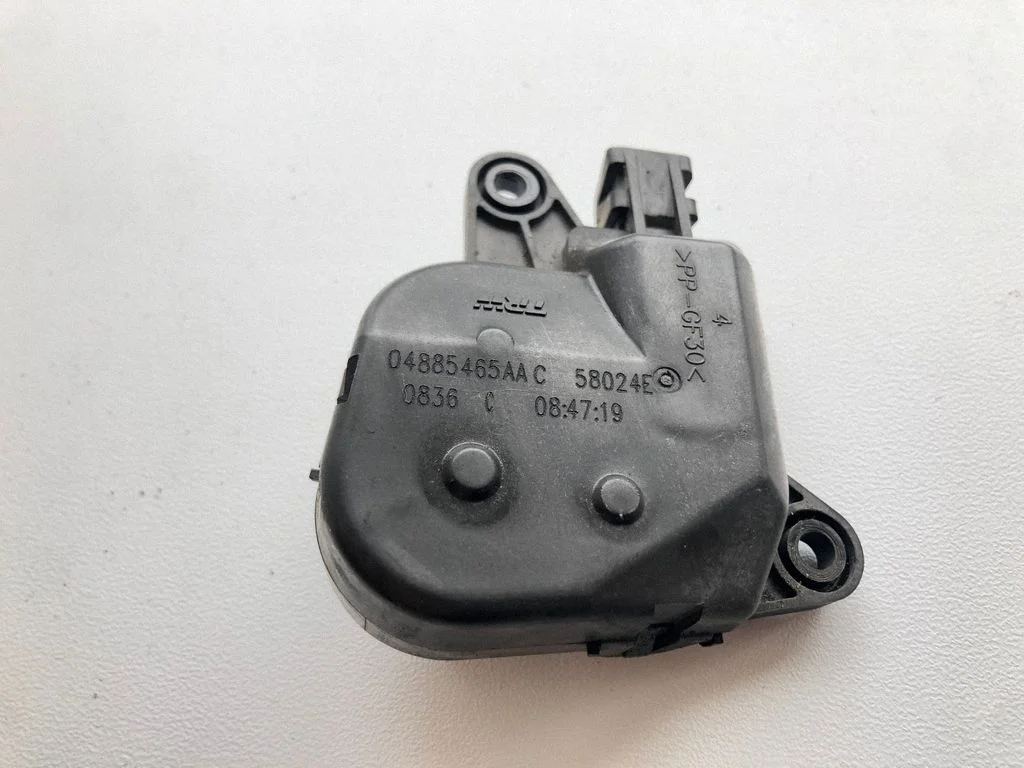 Gaisa aizvara motoriņš/aktuators 04885465AA