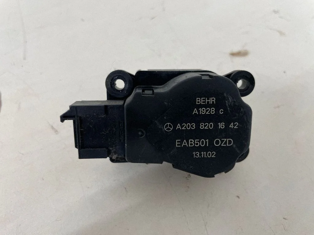 Gaisa aizvara motoriņš/aktuators A2038201642