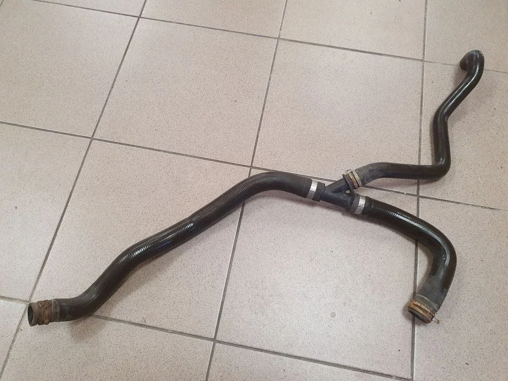 Variklio aušinimo vamzdelis (-ai)/ žarna (-os)