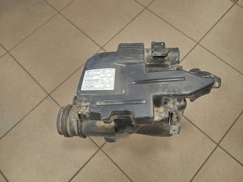 Õhufiltri korpus – Toyota Land Cruiser (J120) (2002-2009)