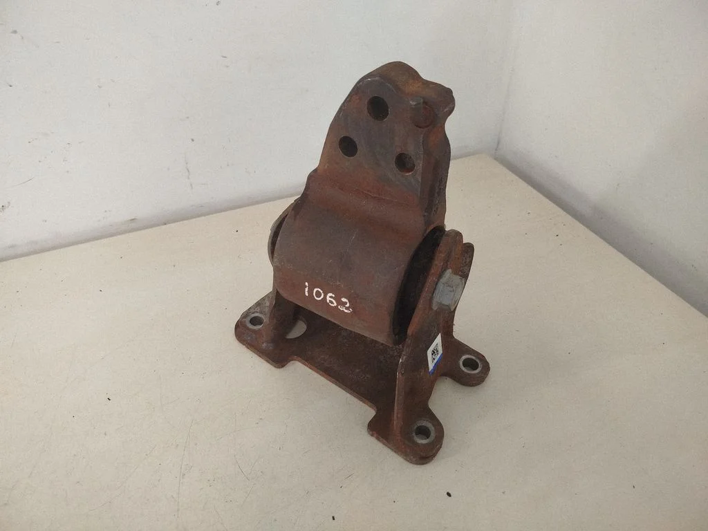 Engine mount bracket