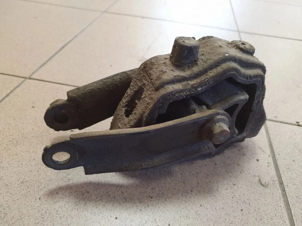 Engine mount bracket 30748173
