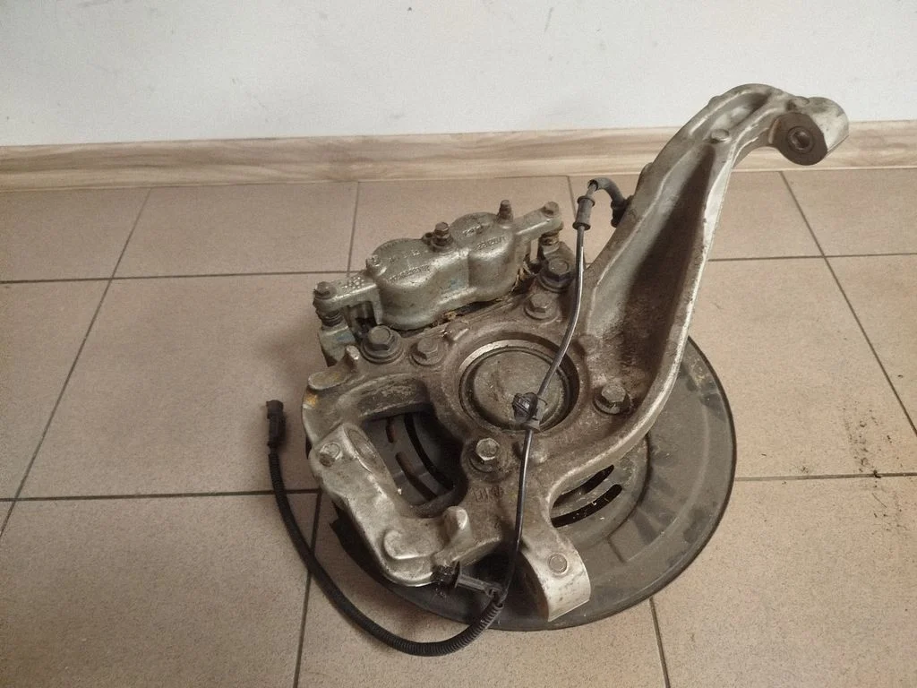 Front wheel hub spindle knuckle – left