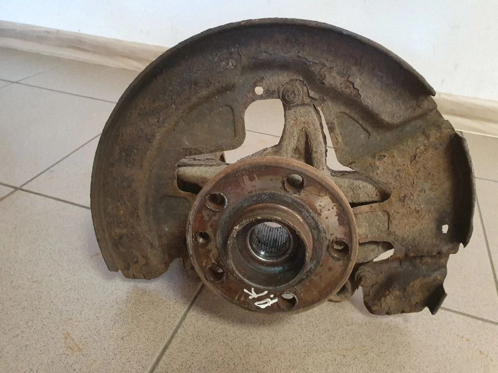 Front wheel hub – left