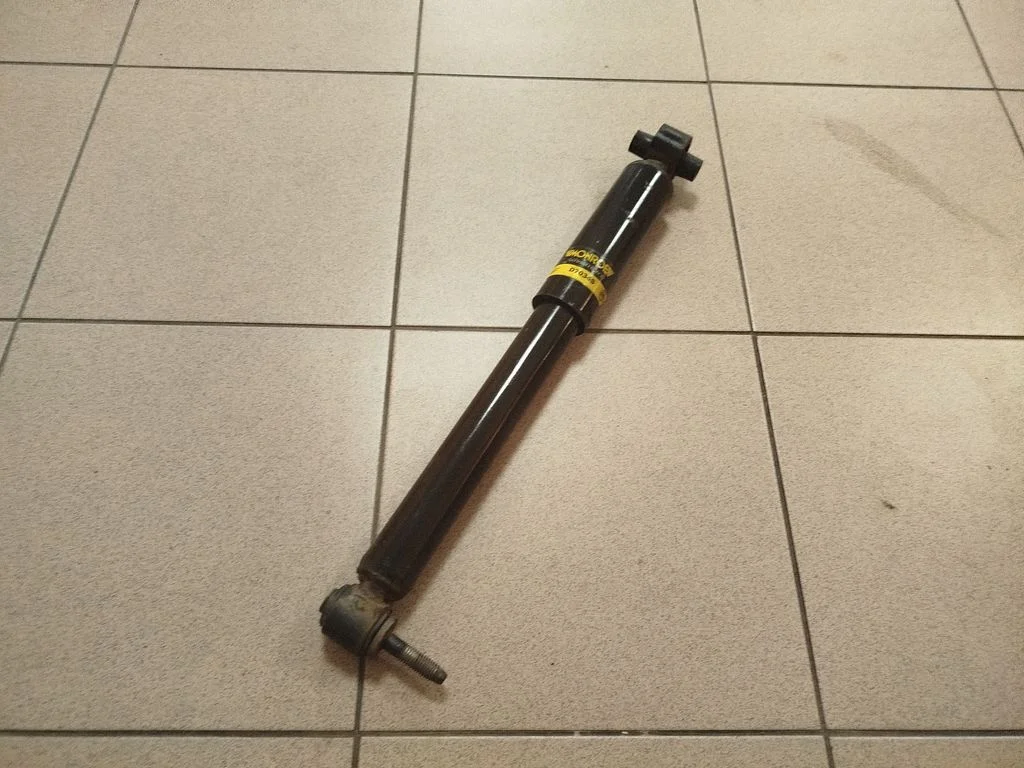 Aizmugurējais amortizators D7034S