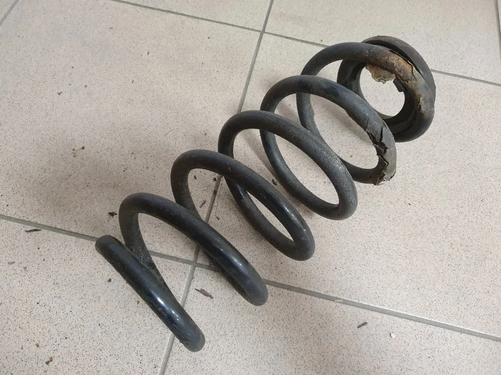 Aizmugurējā spirālatspere