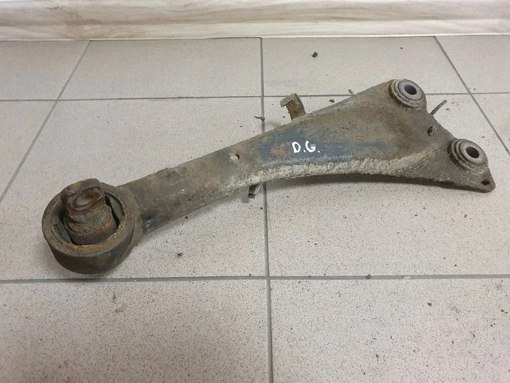 Tagumine ülemine õõtshoob – Toyota Avensis T270 (2009-2012)