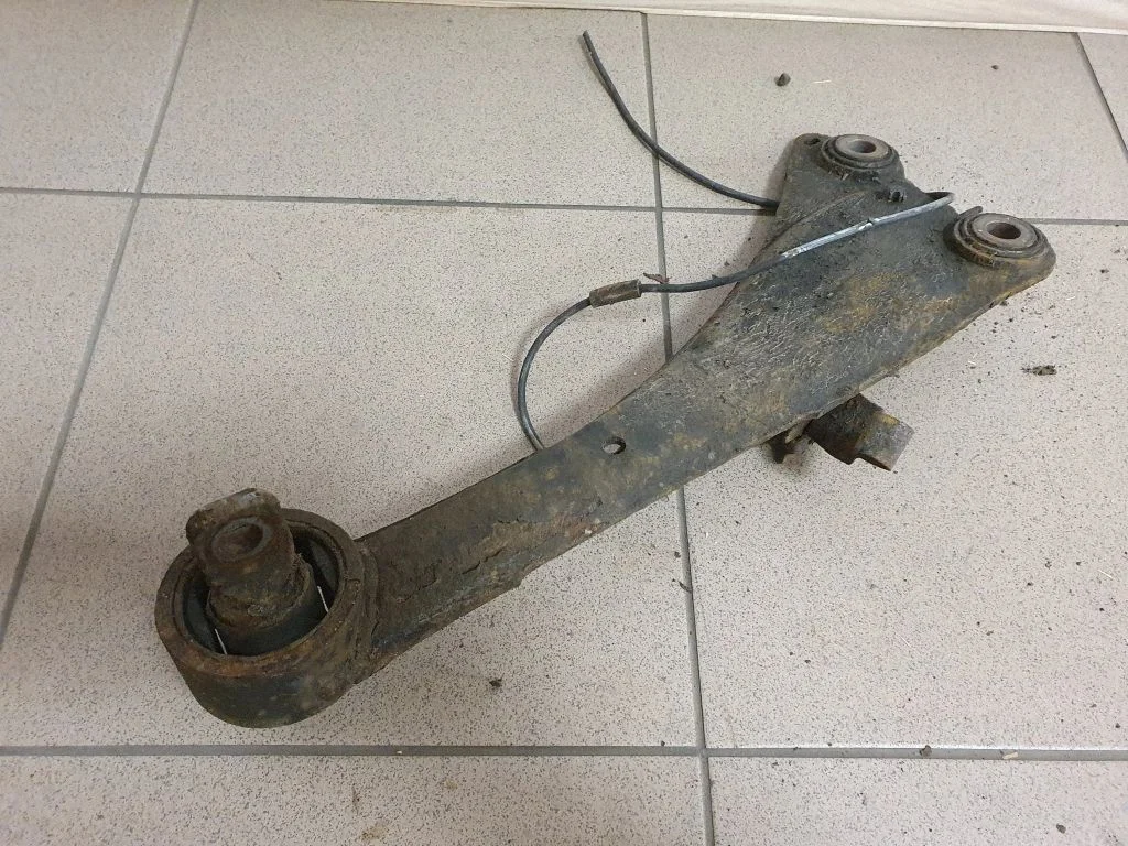 Tagumine ülemine õõtshoob – Toyota Avensis T270 (2009-2012)