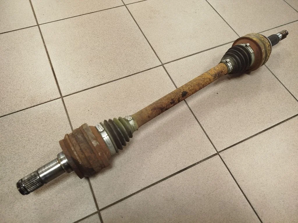 Tagumine pooltelg – vasak