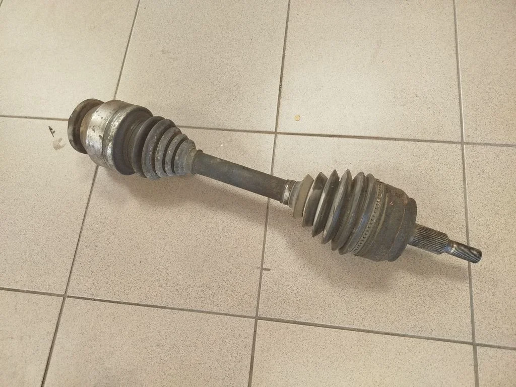 Front driveshaft – left