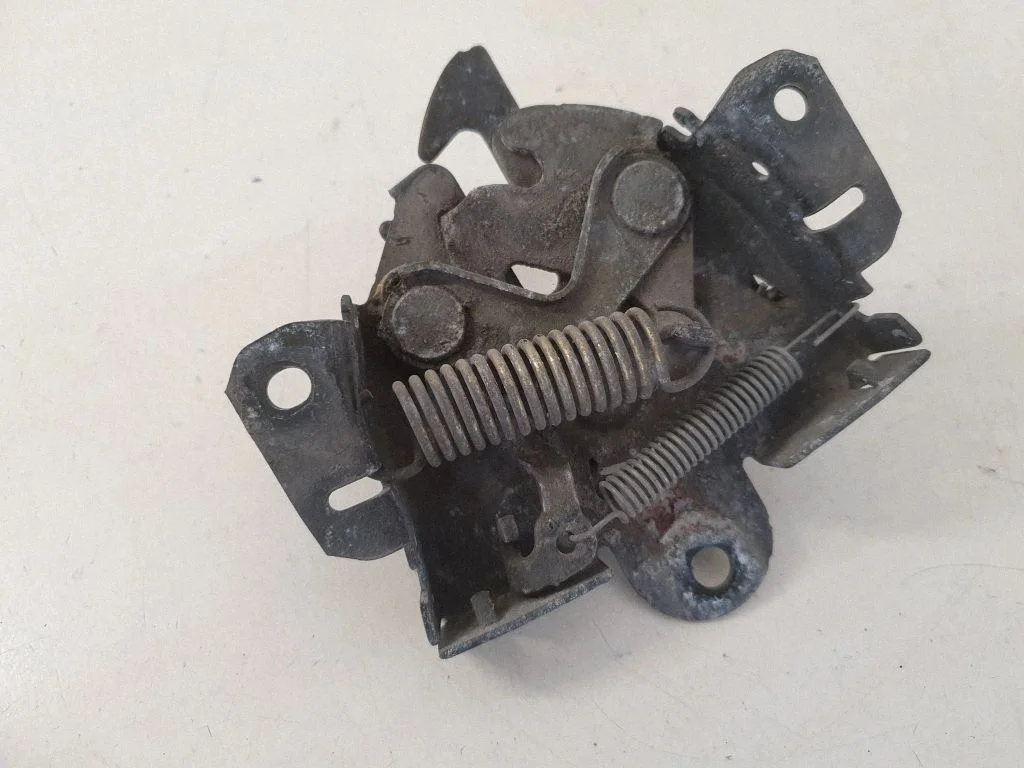 Engine bonnet/hood lock/catch