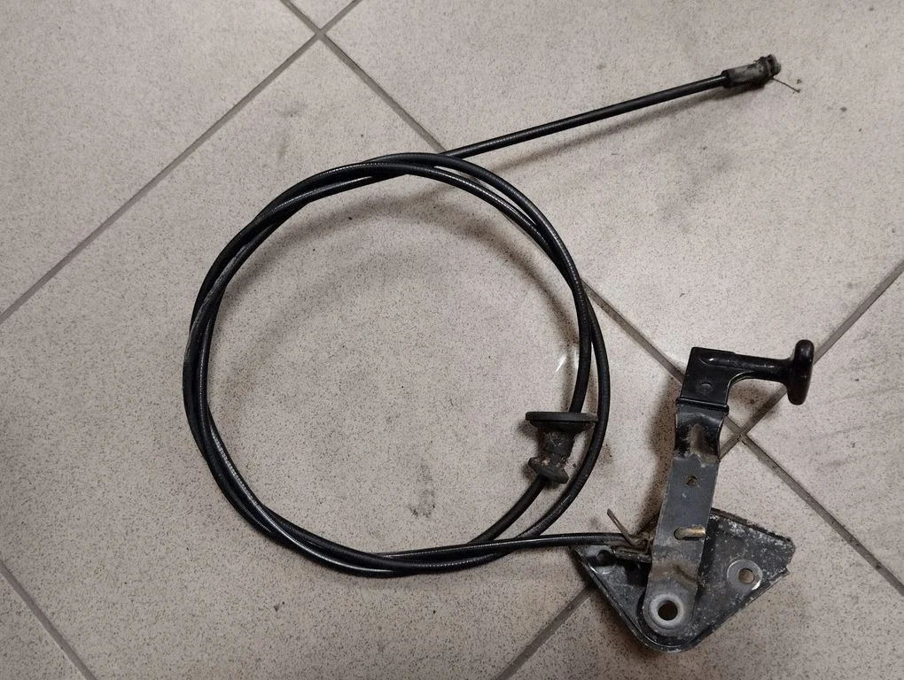 Motora pārsega slēdzenes atvēršanas trose