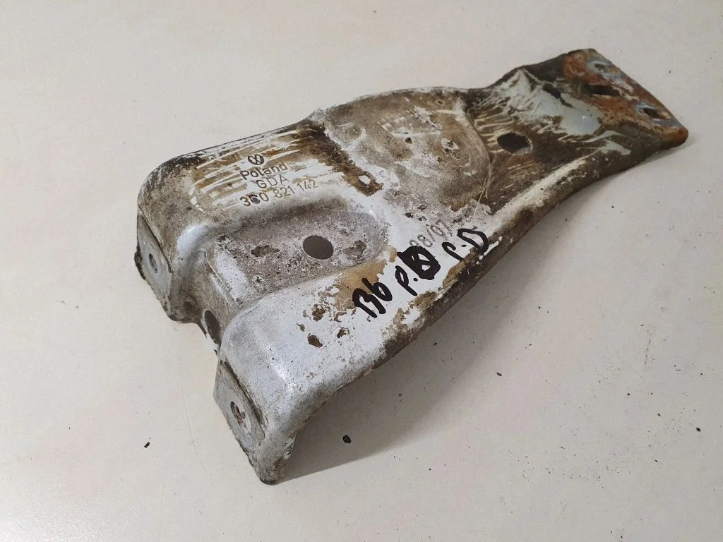 Fender mounting bracket 3C0821142