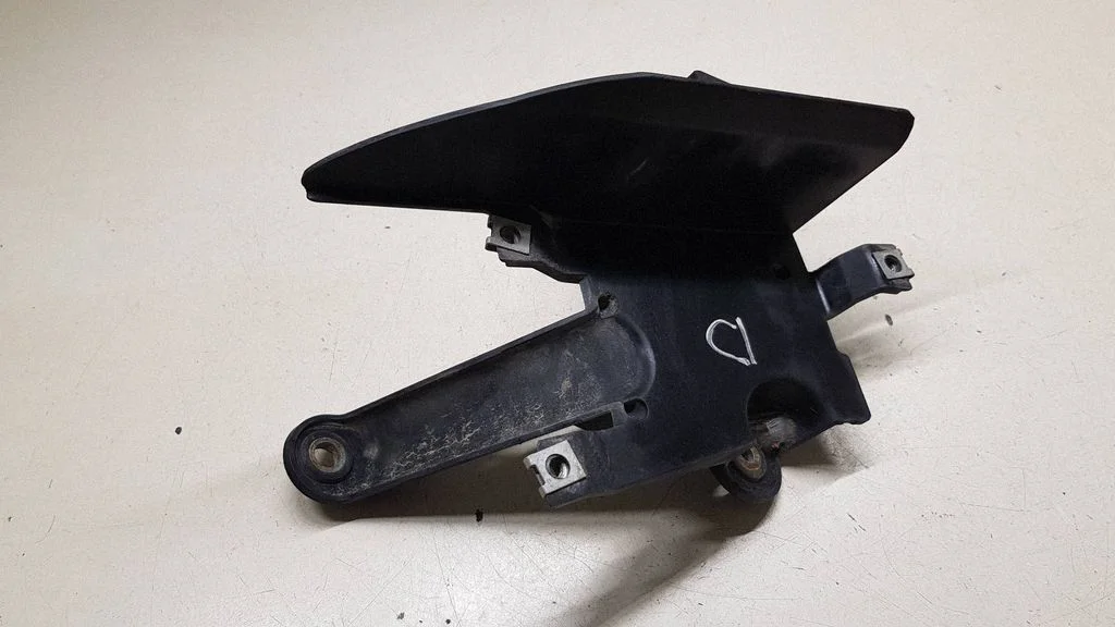 Rear bumper mounting bracket – Porsche Cayenne (92A) (2010-2017)
