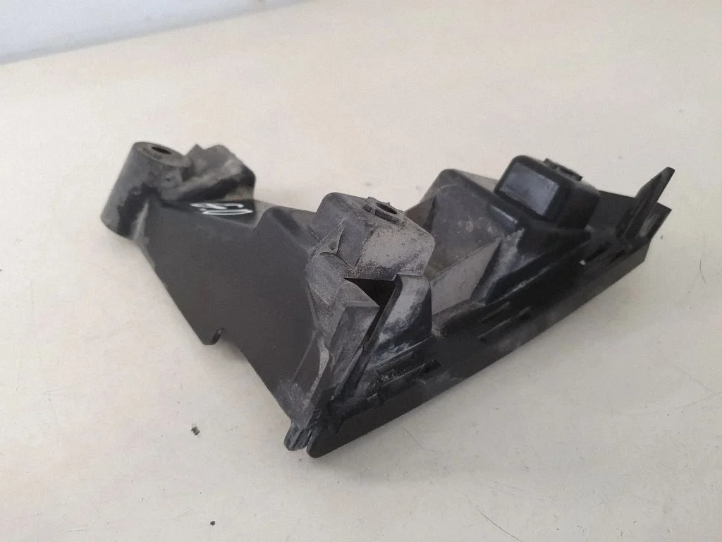 Rear bumper mounting bracket 30678651