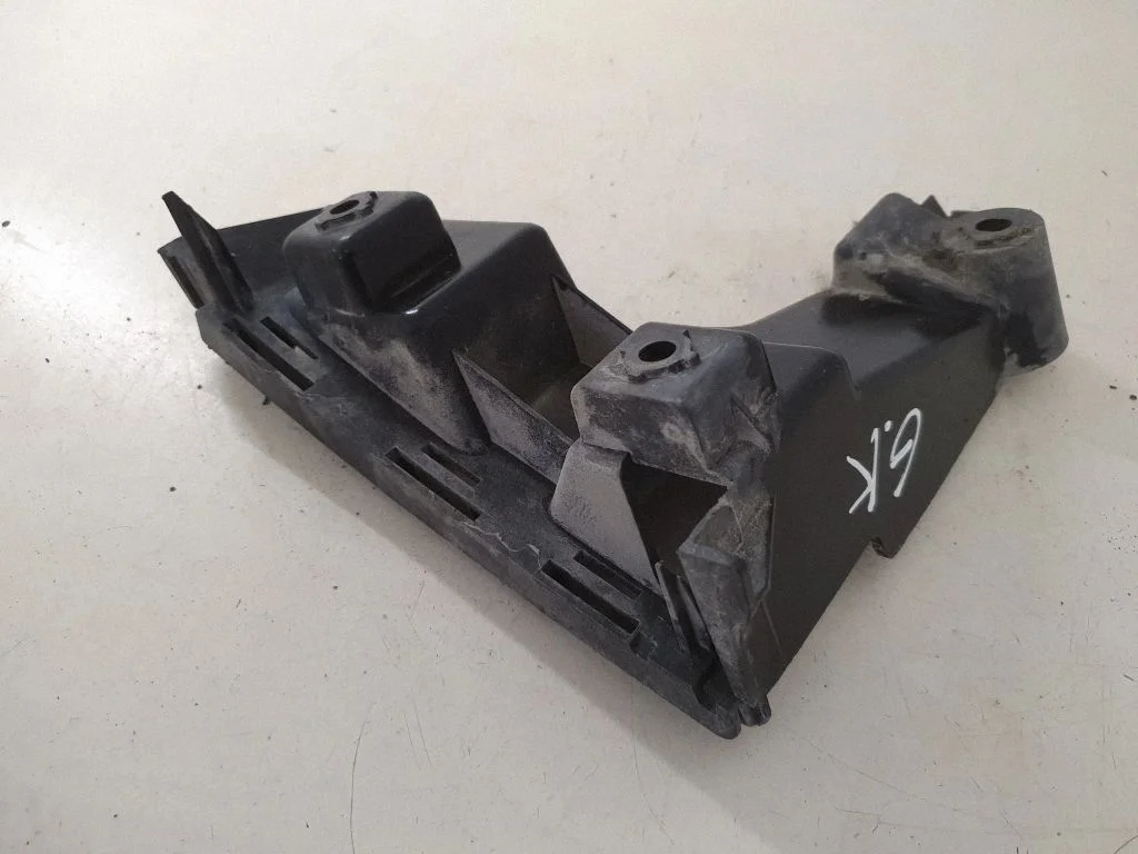 Rear bumper mounting bracket 30678650