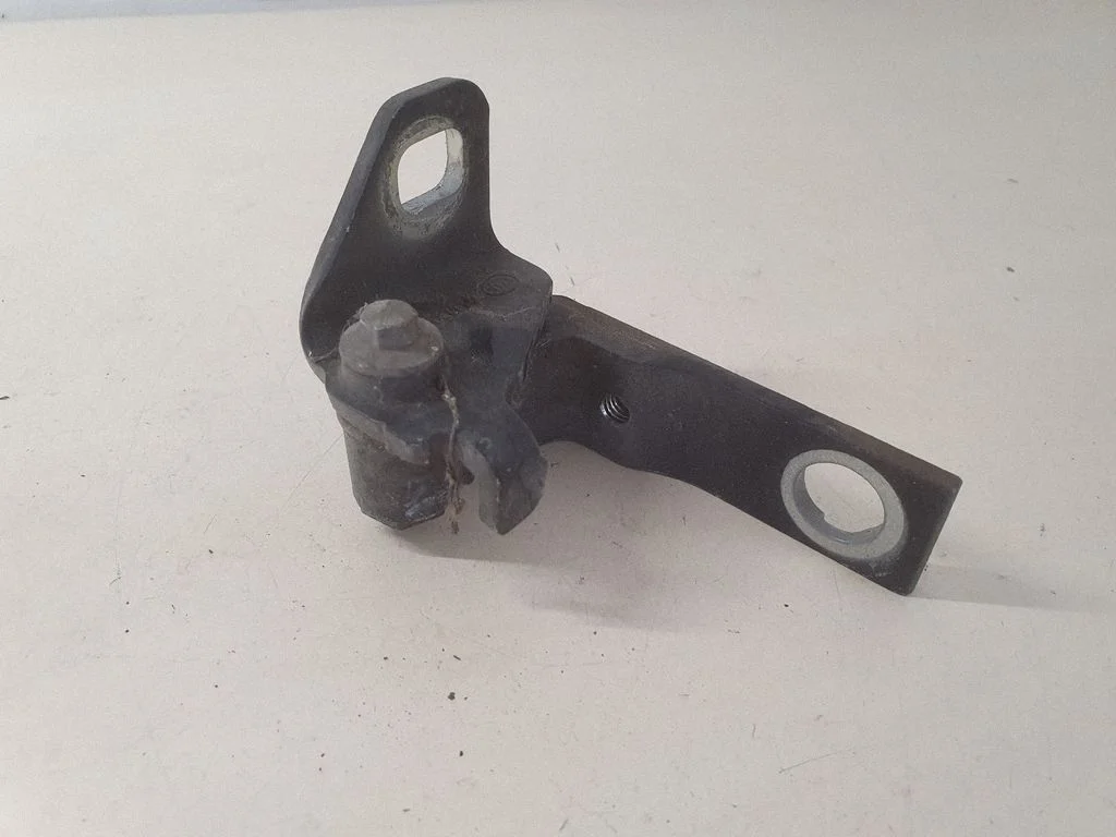 Front door lower hinge – right