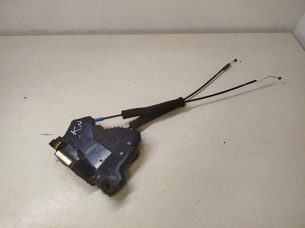 Front door lock – Toyota Land Cruiser (J120) (2002-2009)