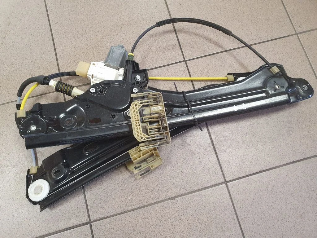 Front door window regulator with motor 7182086