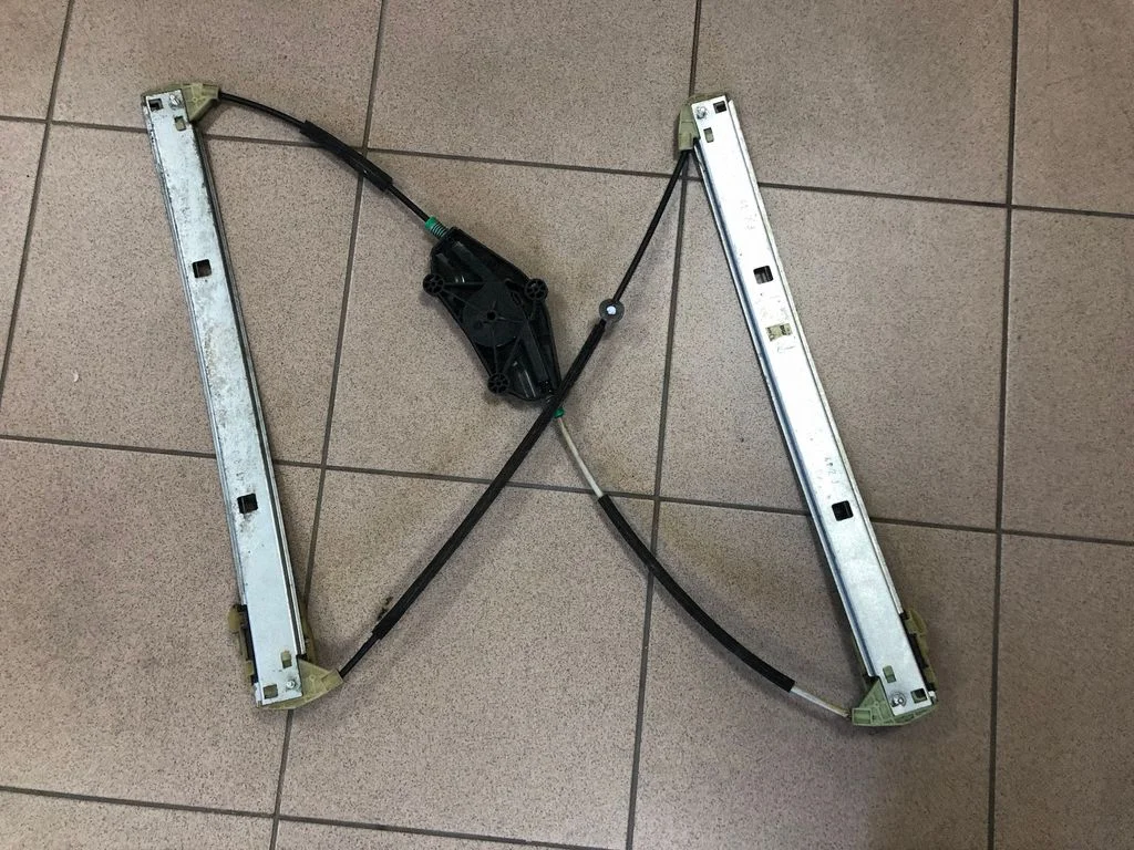 Podnośnik szyby przedniej bez silniczka 8R0837462B