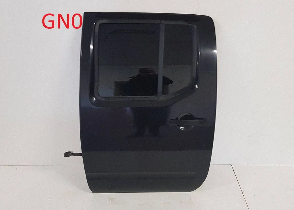 Aizmugurējās durvis 82101EB332