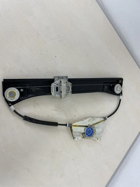 Aizmugurējā el. loga pacēlāja mehānisms bez motoriņa 994629101