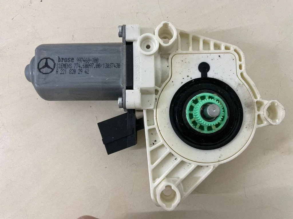Aizmugurējā loga pacēlāja motoriņš A2218202942