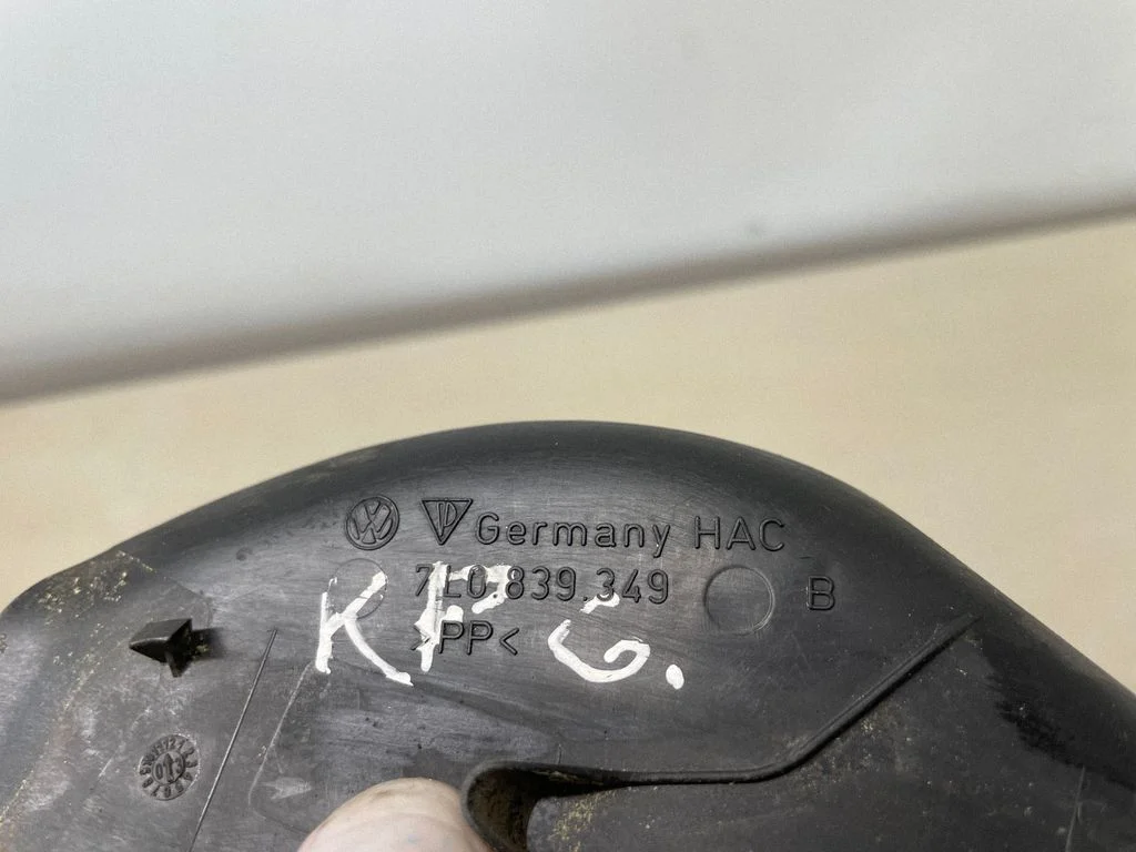 Kita galinių durų apdailos detalė