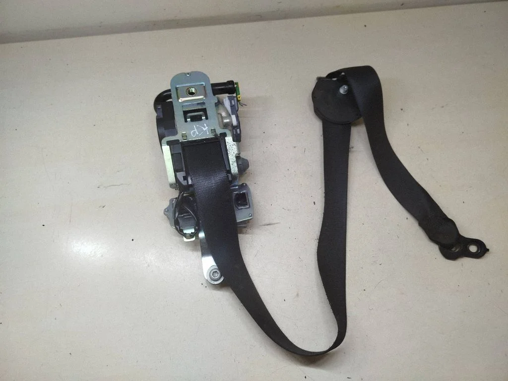 Front seatbelt 617112100