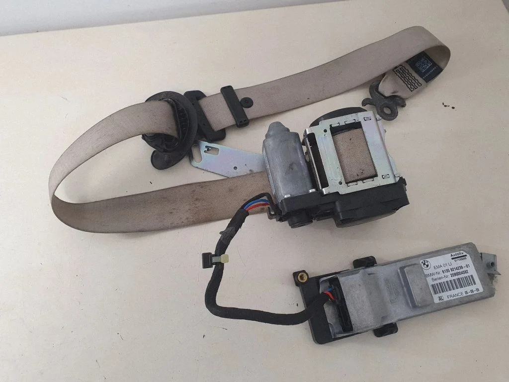 Front seatbelt 609334000D