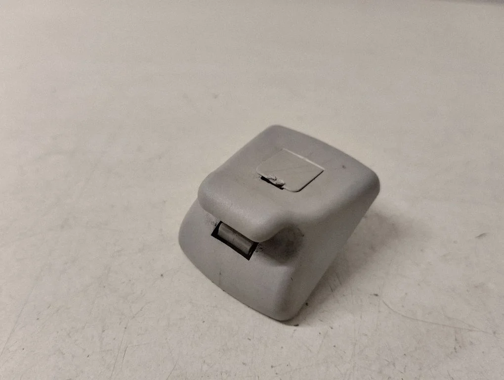Päikesesirmi kinnitusklamber – Ford Focus C-MAX (2003-2010)