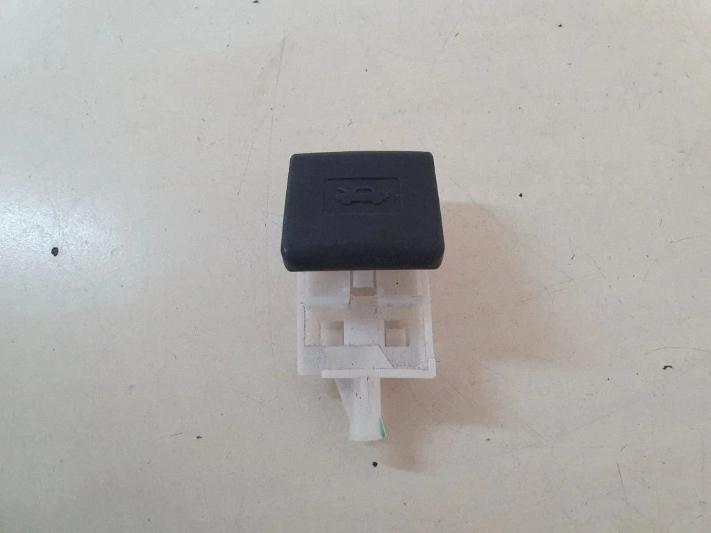 Engine bonnet (hood) release handle – Toyota Avensis T270 (2009-2012)