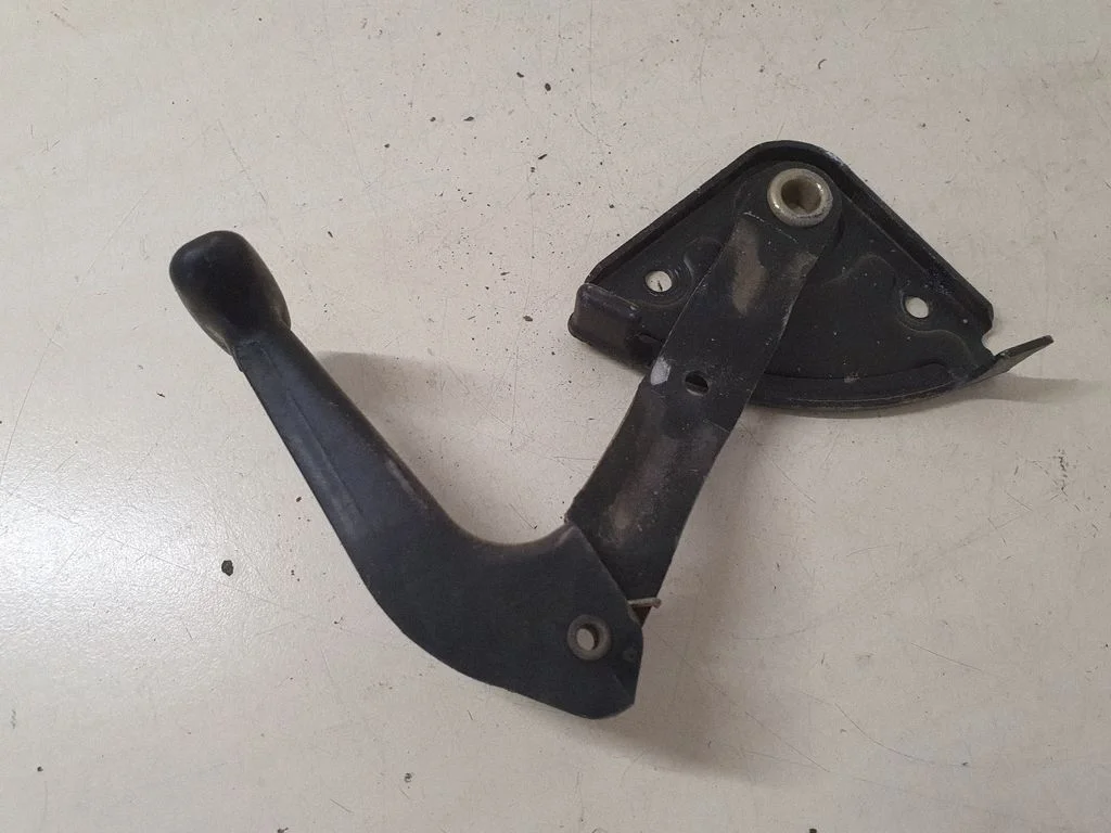Engine bonnet (hood) release handle