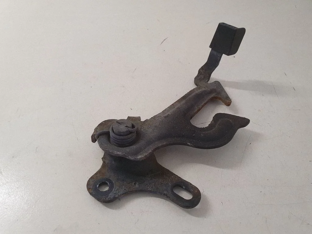 Engine bonnet (hood) release handle – Volvo S80 (2007-2013)