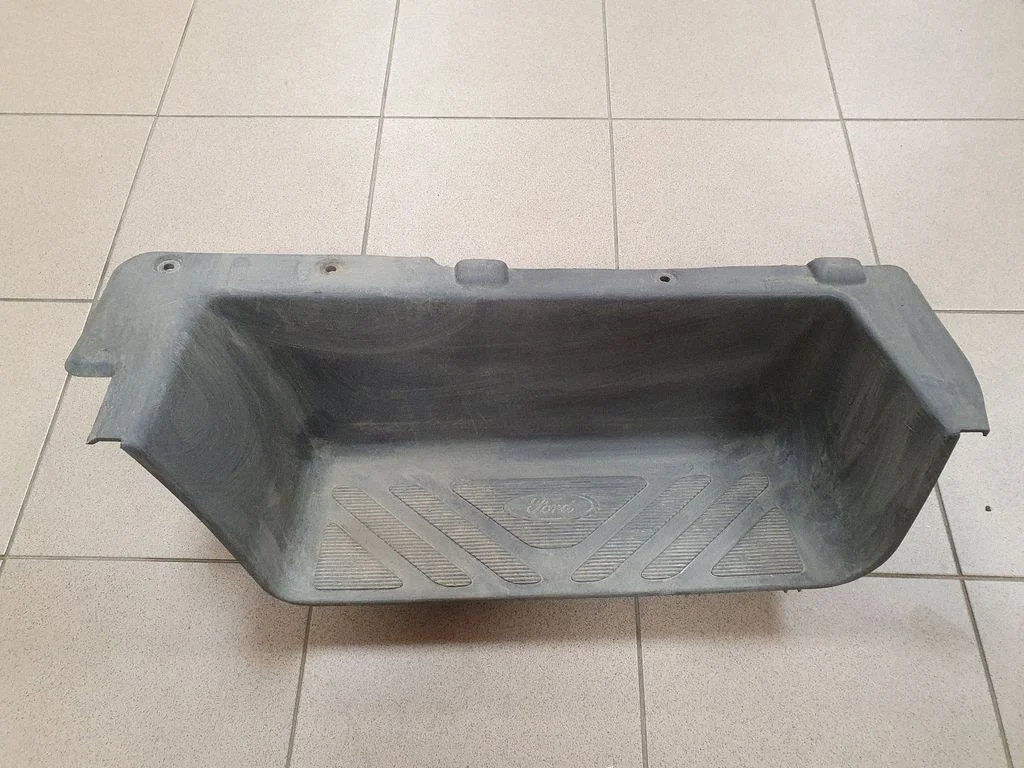 Front sill trim cover YC15V13201
