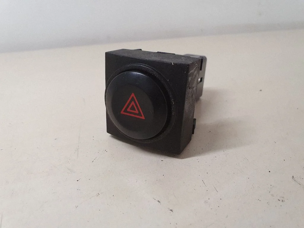 Avārijas gaismu slēdzis 937303E000
