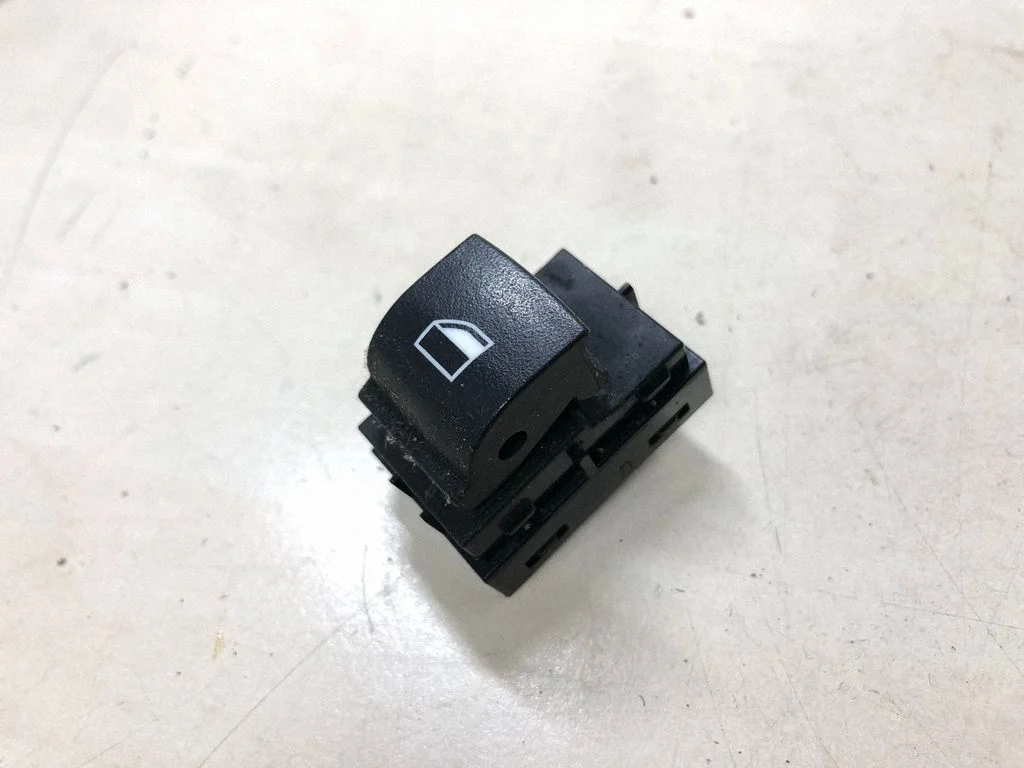 Electric window control switch 9208107