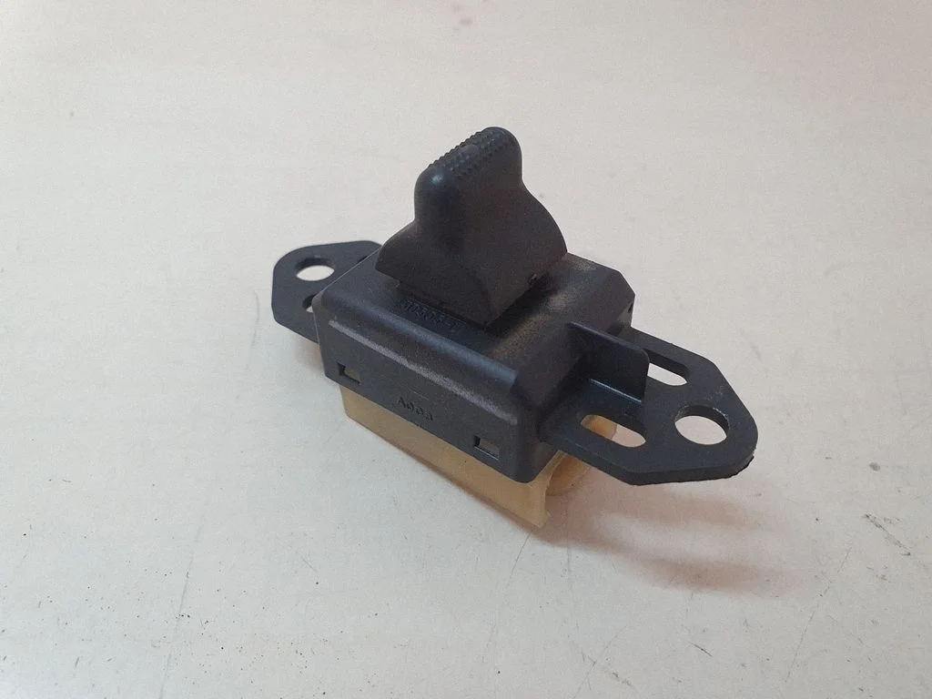 Elektrisko logu slēdzis 04685727AA