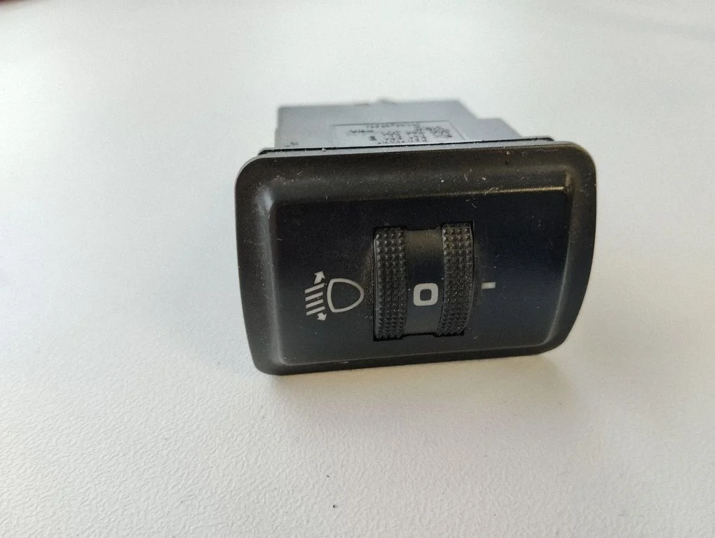 Lukturu augstuma regulēšanas slēdzis 8D0941301B