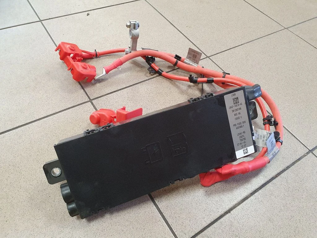 Plussjuhtmete ühendussõlm J8A214516AC