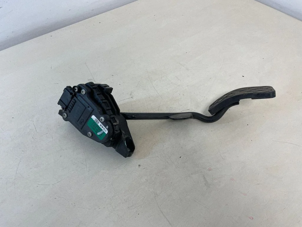 Gaasipedaal 8E2721523J