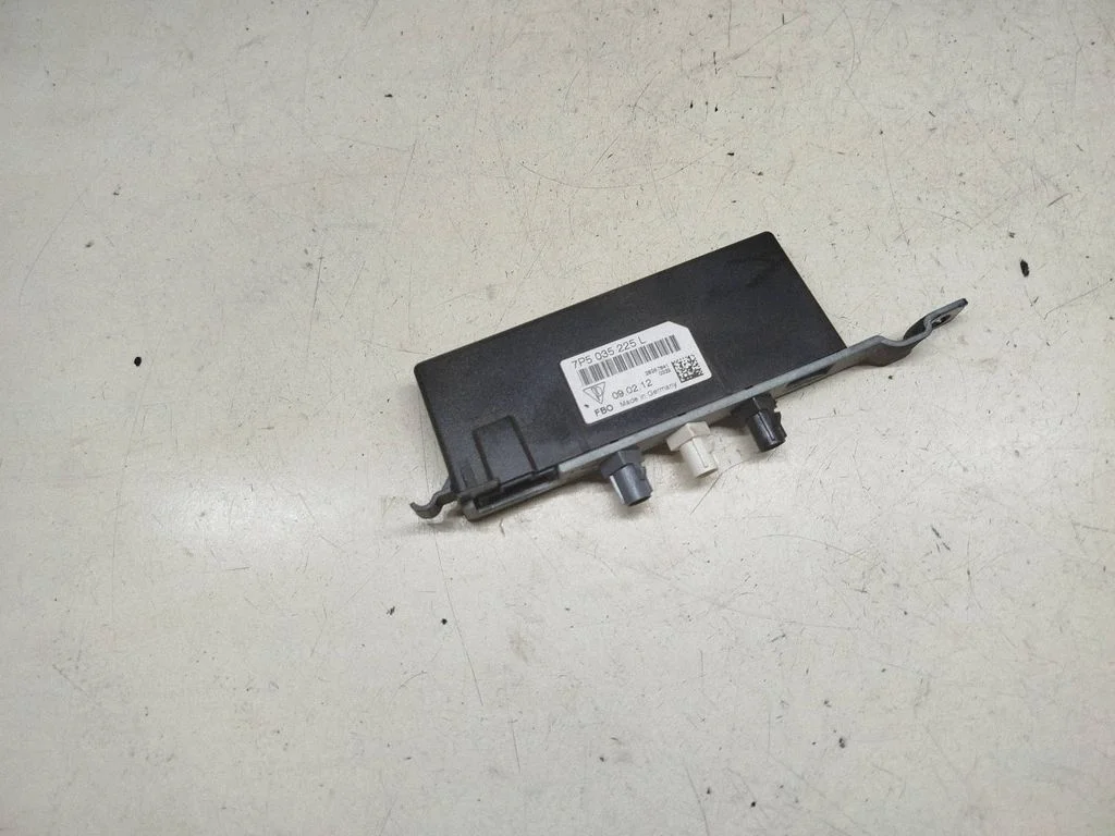 Wzmacniacz antenowy 7P5035225L