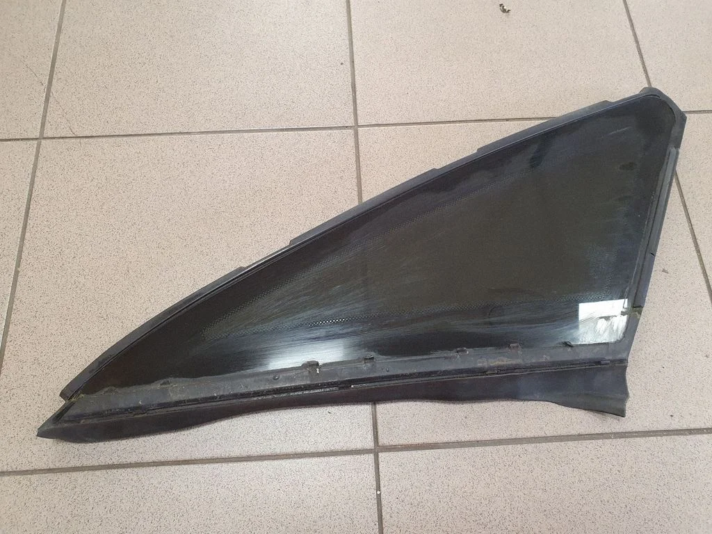 Rear side window – right