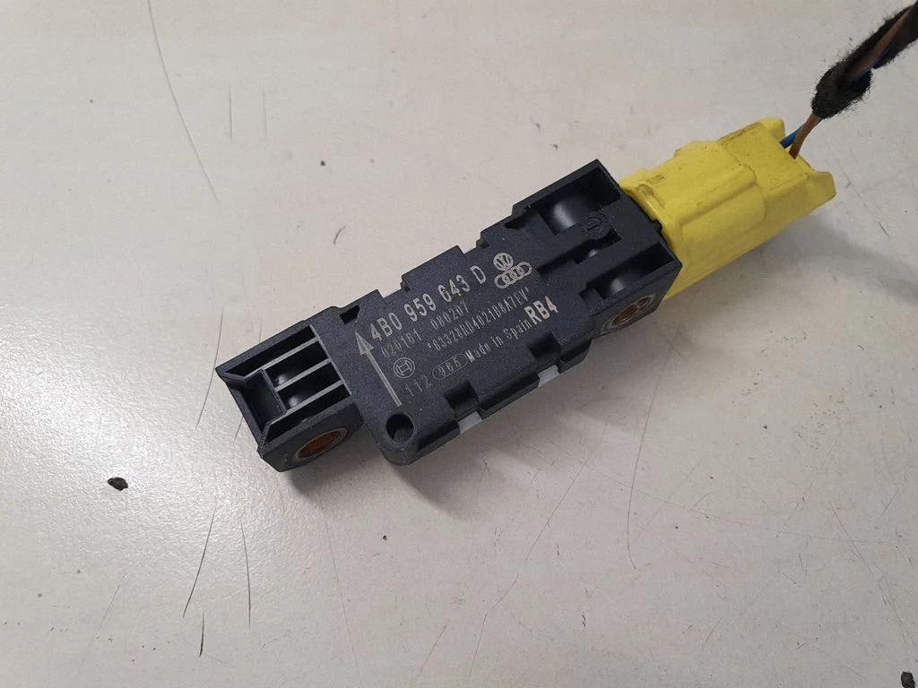 Drošības spilvenu trieciena sensors 4B0959643D