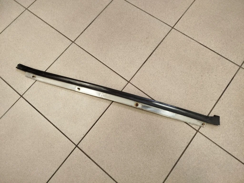 Esiklaasi liist – vasak